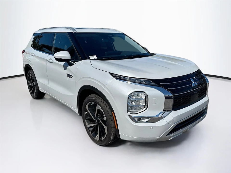 2025 Mitsubishi Outlander - Image 2 of 21