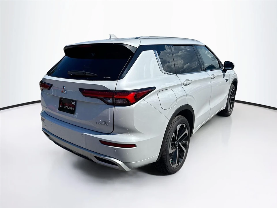 2025 Mitsubishi Outlander - Image 7 of 21