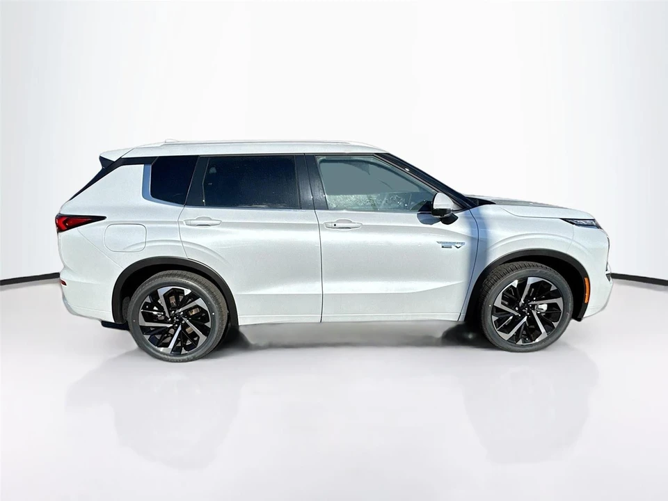 2025 Mitsubishi Outlander - Image 8 of 21