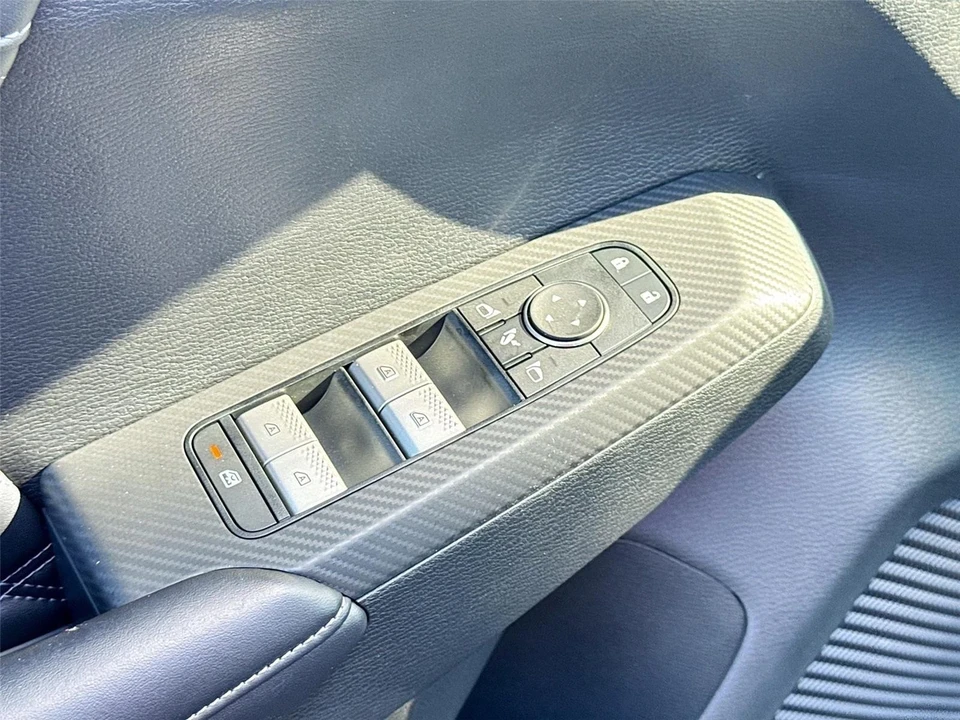 2025 Mitsubishi Outlander - Image 18 of 21