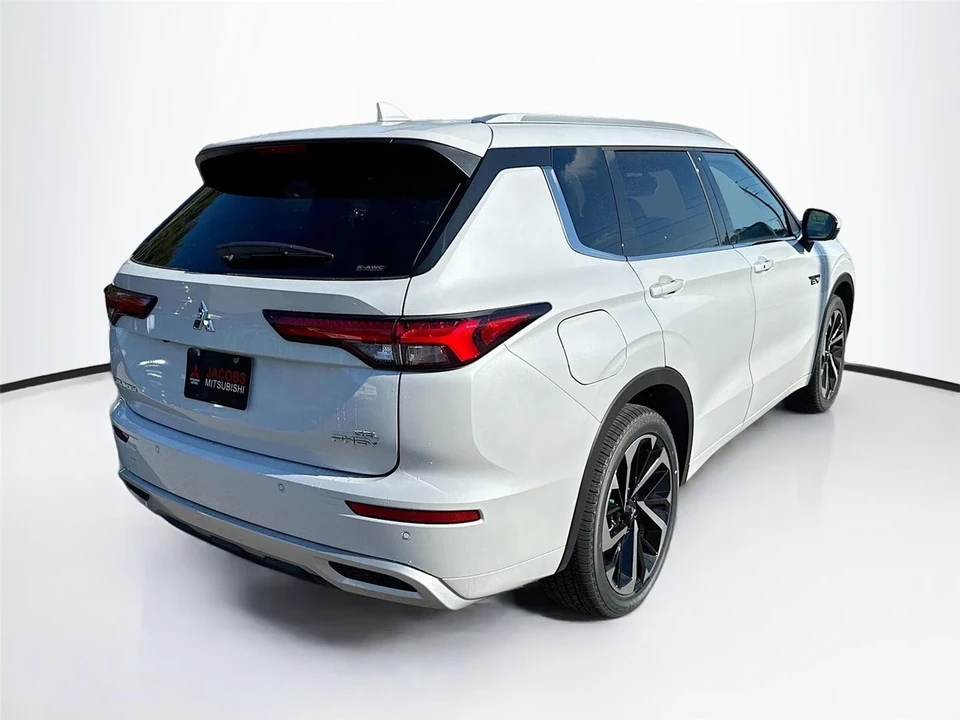 2025 Mitsubishi Outlander - Image 7 of 21