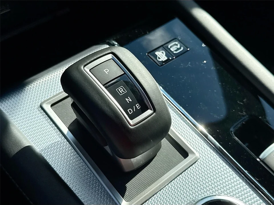 2025 Mitsubishi Outlander - Image 17 of 21