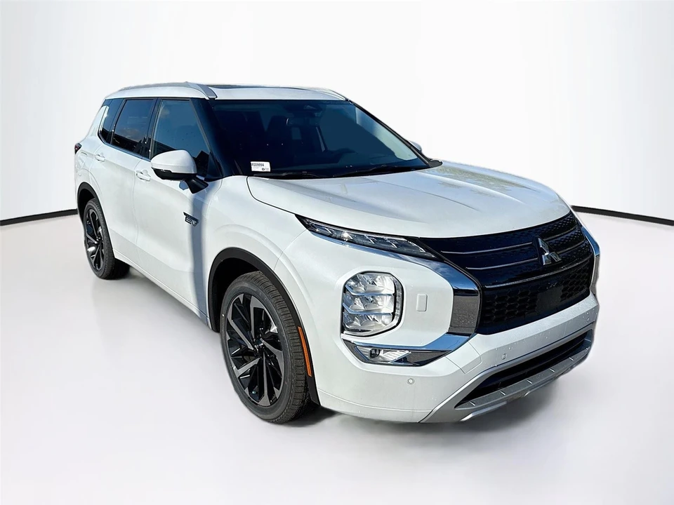 2025 Mitsubishi Outlander - Image 2 of 21