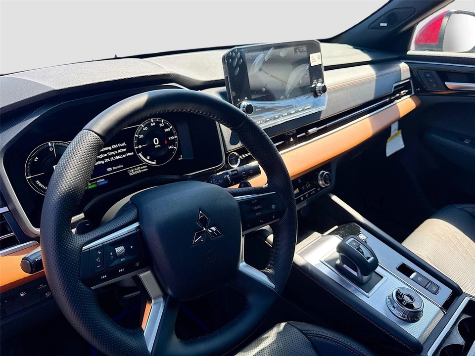 2025 Mitsubishi Outlander - Image 9 of 21