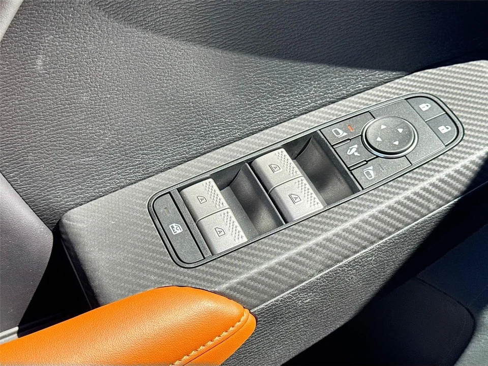 2025 Mitsubishi Outlander - Image 18 of 21