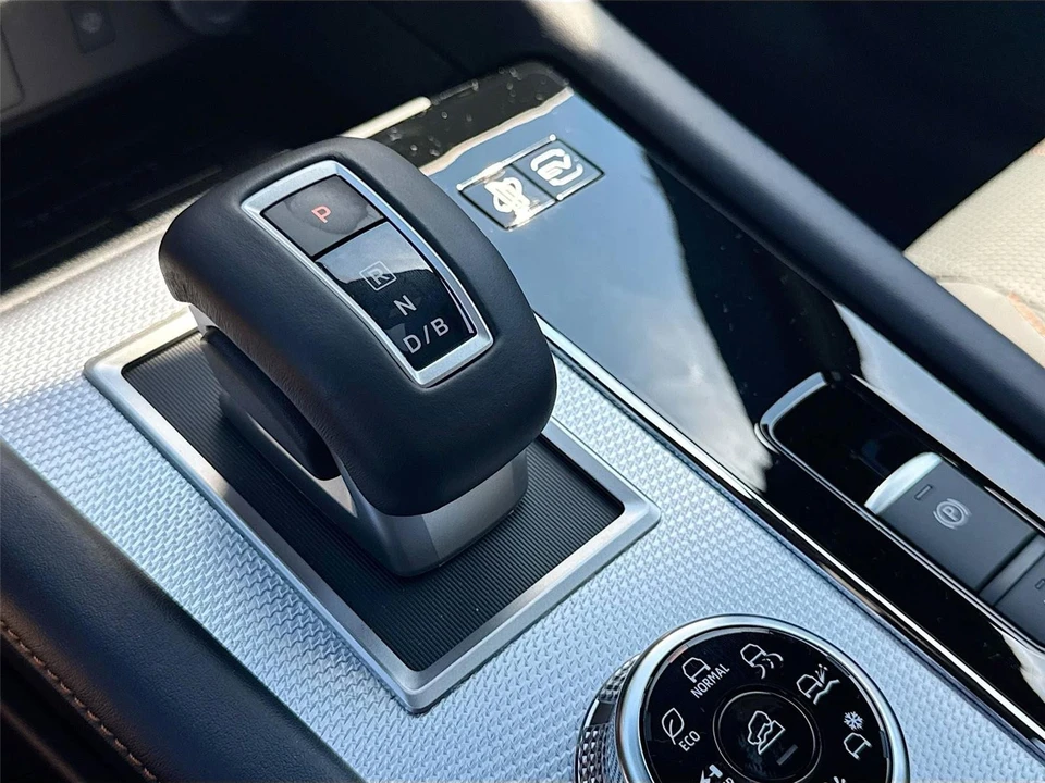 2025 Mitsubishi Outlander - Image 17 of 21