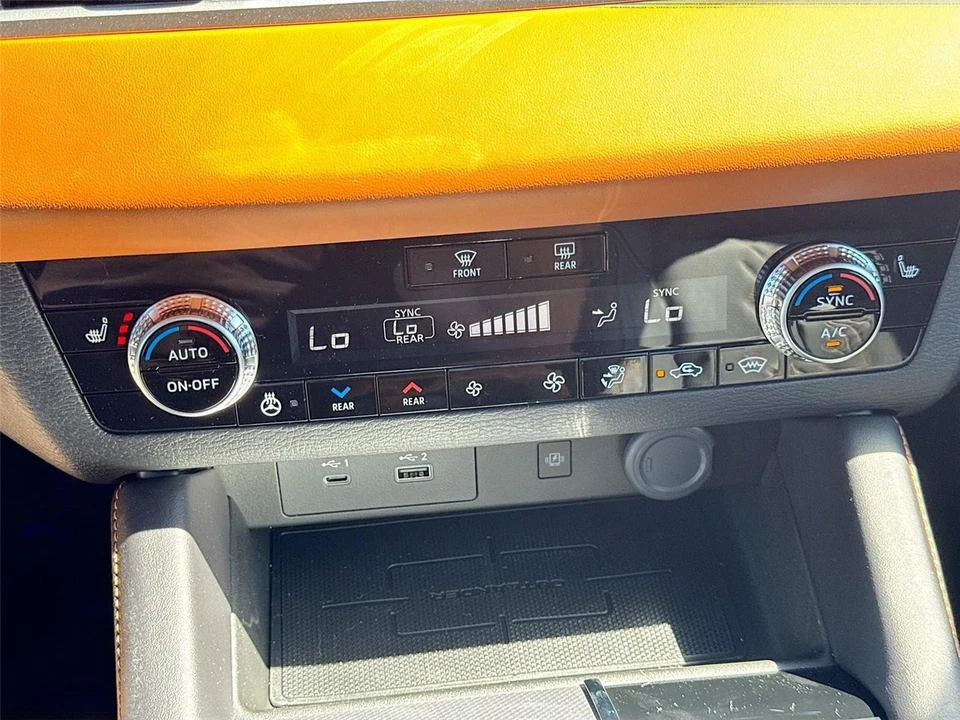 2025 Mitsubishi Outlander - Image 16 of 21