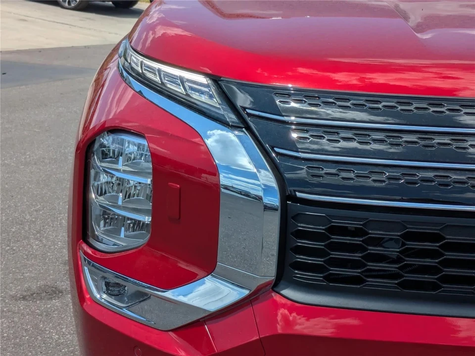 2025 Mitsubishi Outlander - Image 10 of 21