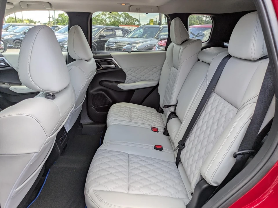 2025 Mitsubishi Outlander - Image 15 of 21