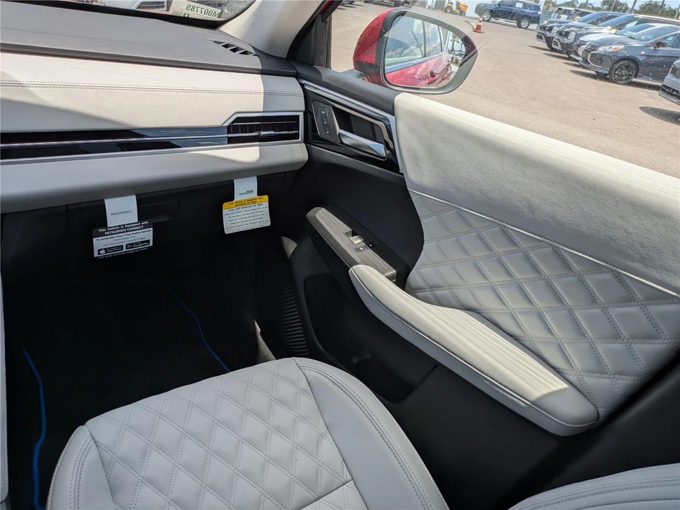 2025 Mitsubishi Outlander - Image 19 of 21