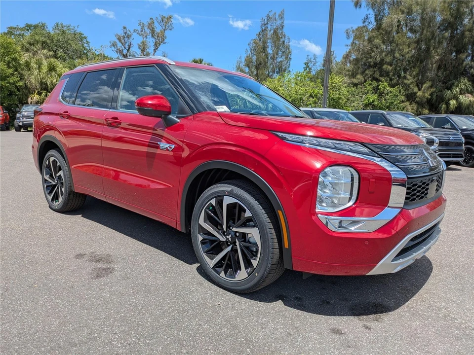 2025 Mitsubishi Outlander - Image 2 of 21