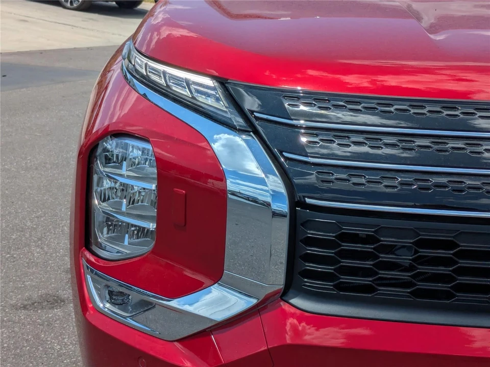 2025 Mitsubishi Outlander - Image 10 of 21