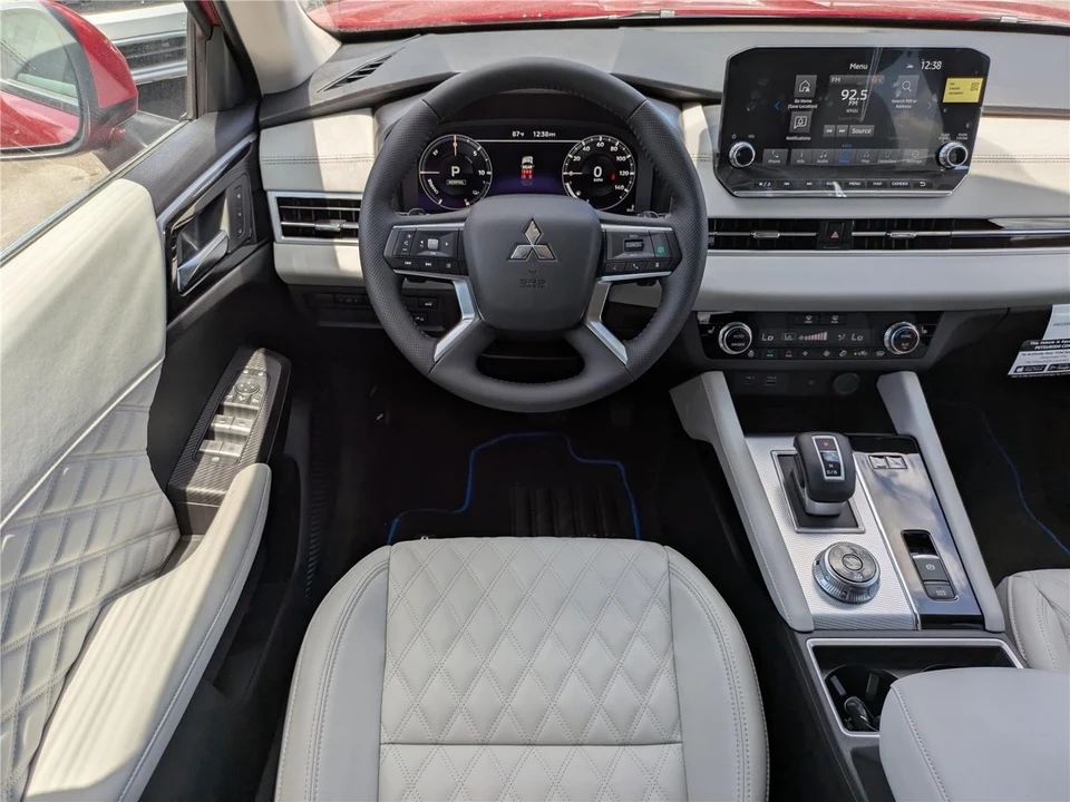 2025 Mitsubishi Outlander - Image 18 of 21