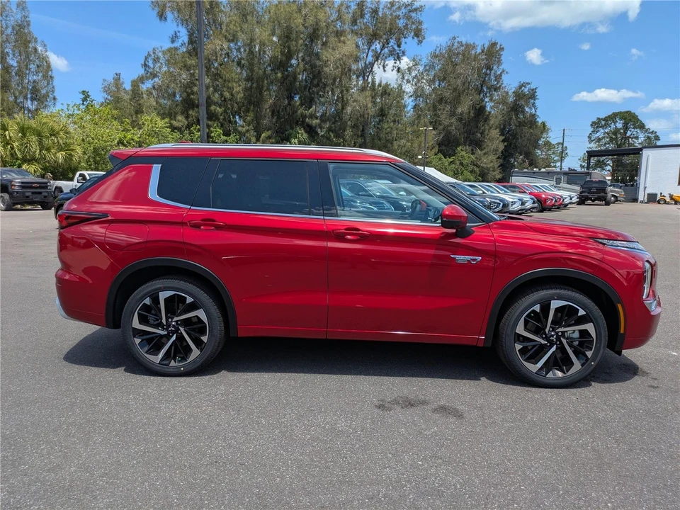 2025 Mitsubishi Outlander - Image 3 of 21