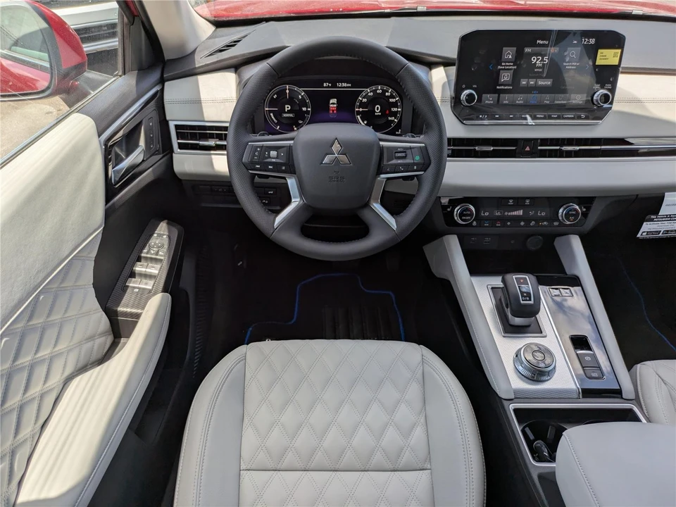 2025 Mitsubishi Outlander - Image 18 of 21