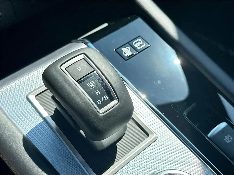 2025 Mitsubishi Outlander - Image 17 of 21