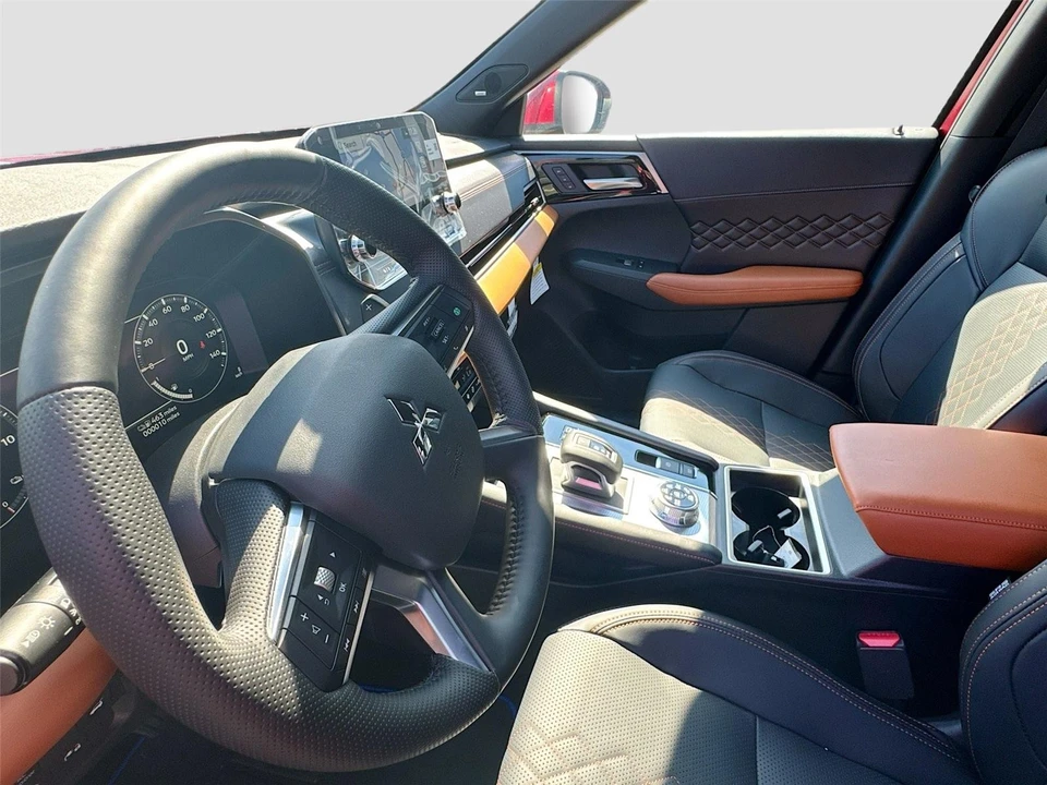 2025 Mitsubishi Outlander - Image 11 of 21