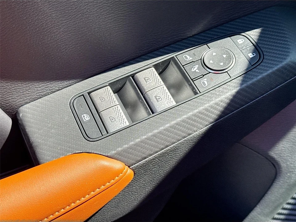 2025 Mitsubishi Outlander - Image 18 of 21