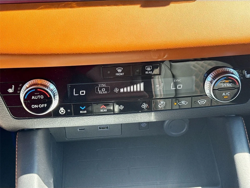 2025 Mitsubishi Outlander - Image 16 of 21