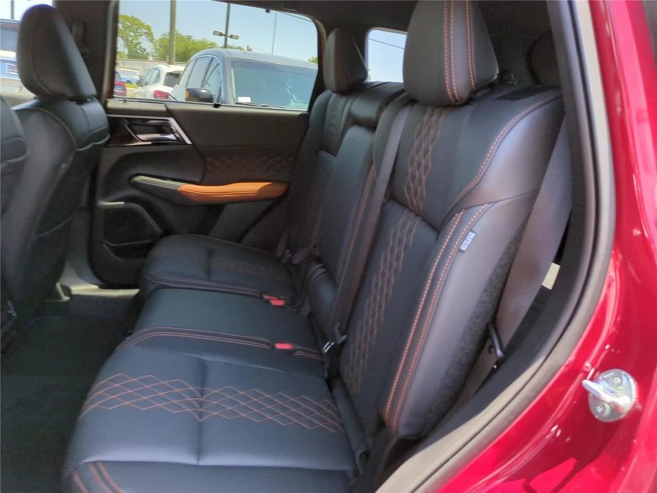 2025 Mitsubishi Outlander - Image 16 of 21