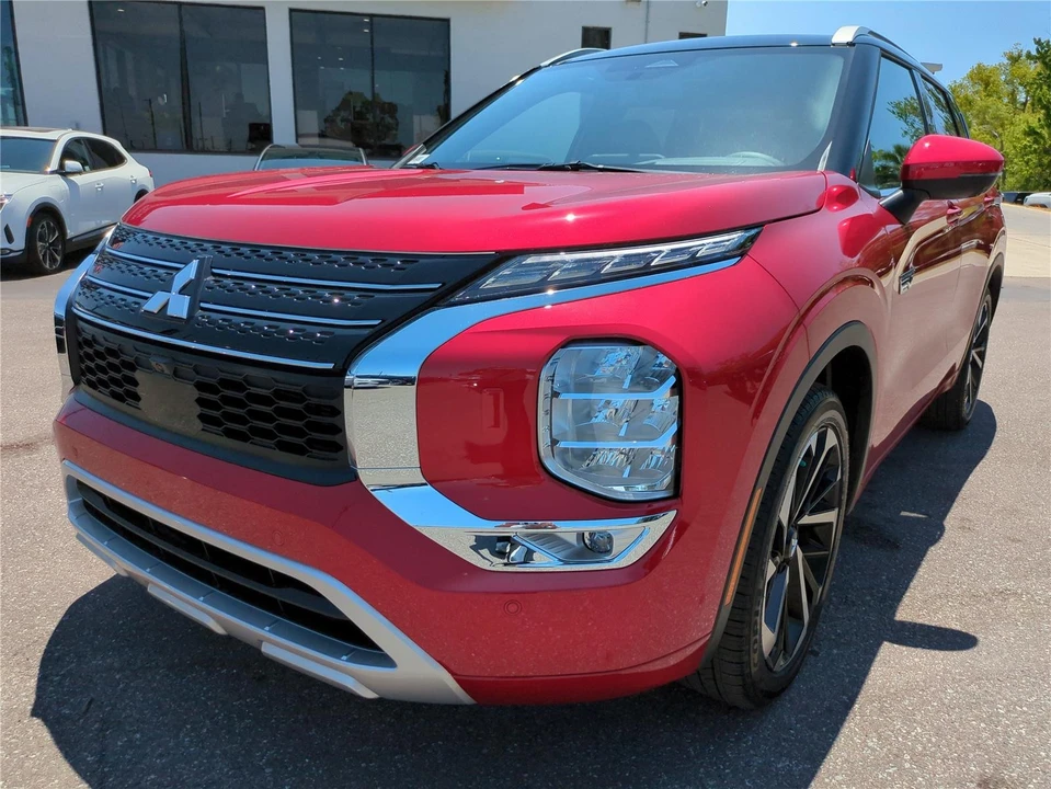 2025 Mitsubishi Outlander - Image 8 of 21