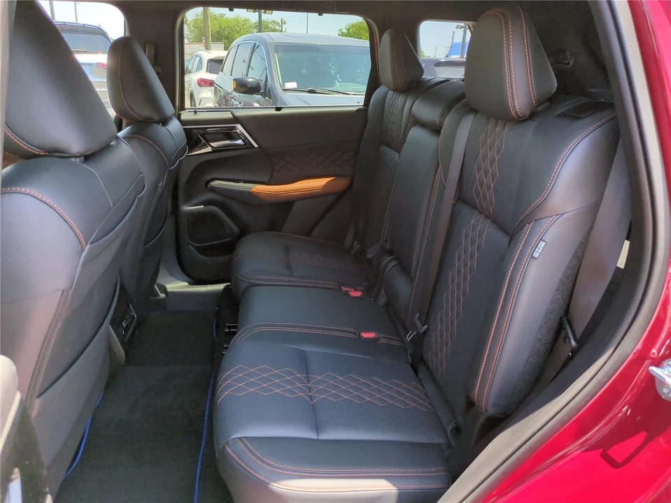 2025 Mitsubishi Outlander - Image 15 of 21