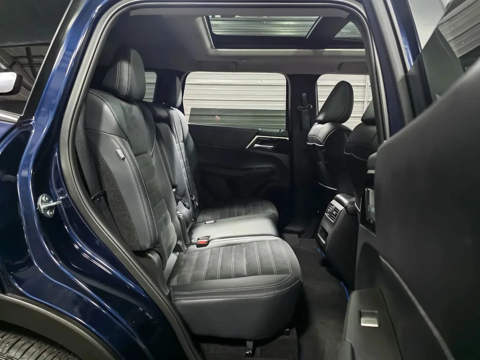2025 Mitsubishi Outlander - Image 16 of 21