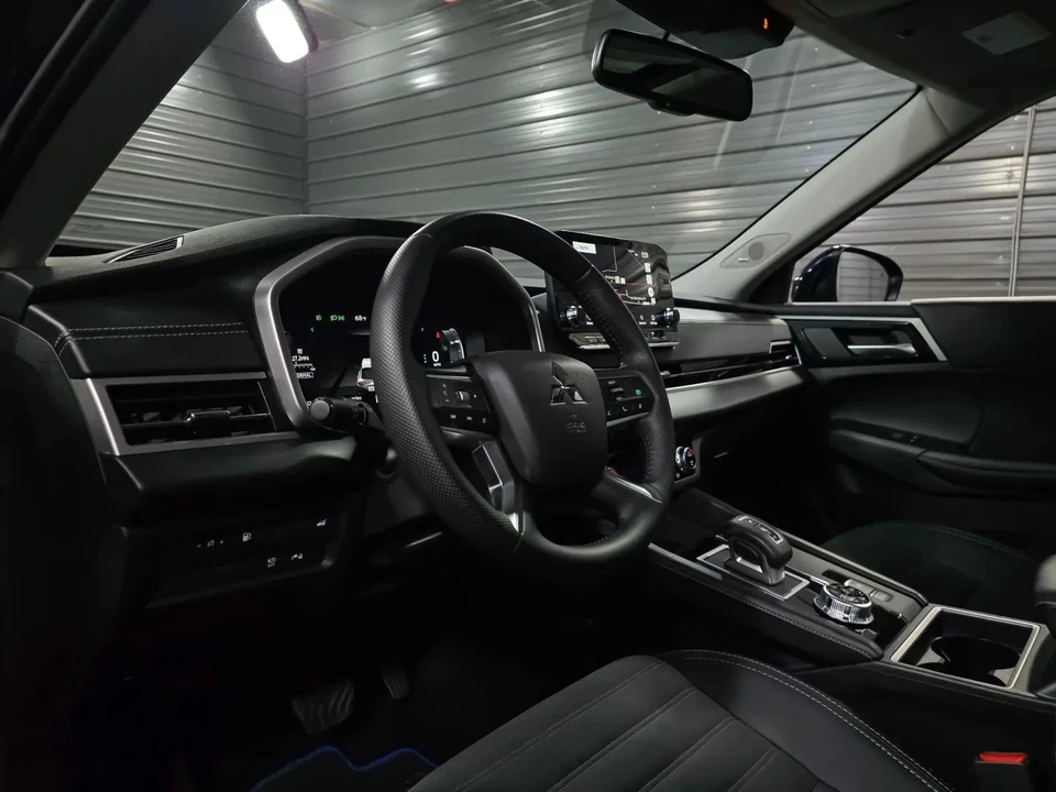 2025 Mitsubishi Outlander - Image 10 of 21