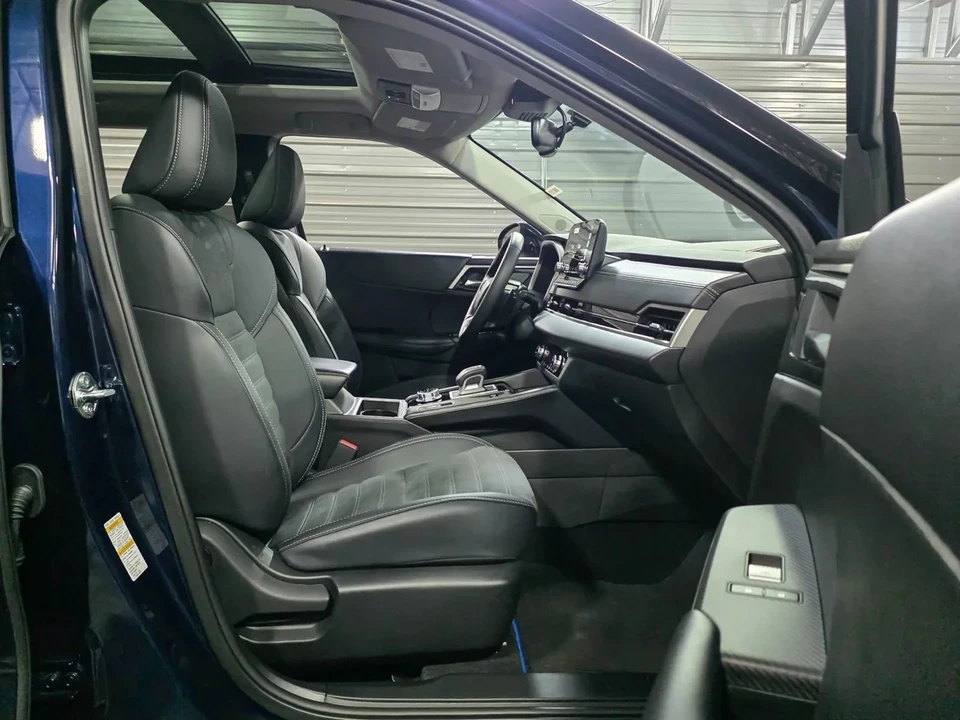 2025 Mitsubishi Outlander - Image 14 of 21