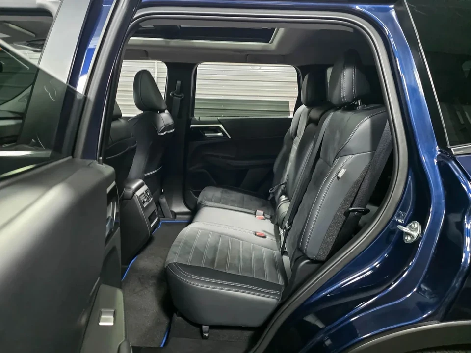 2025 Mitsubishi Outlander - Image 15 of 21