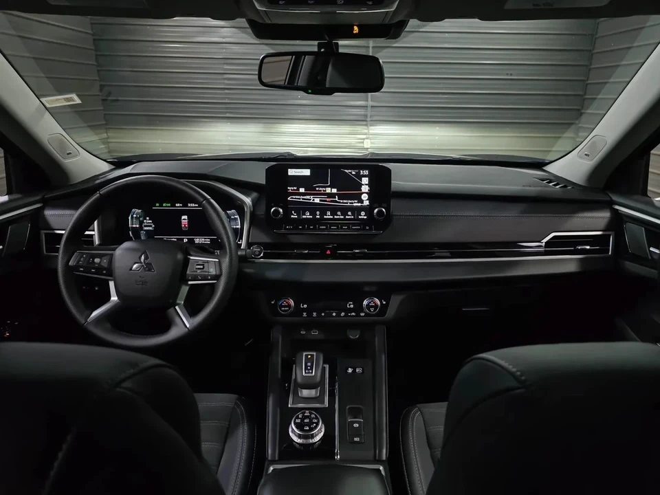 2025 Mitsubishi Outlander - Image 11 of 21
