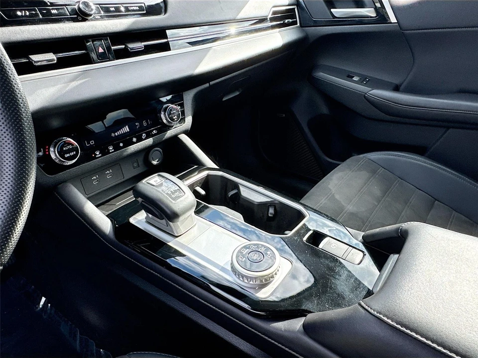 2025 Mitsubishi Outlander - Image 15 of 21