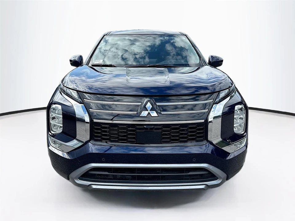 2025 Mitsubishi Outlander - Image 2 of 21