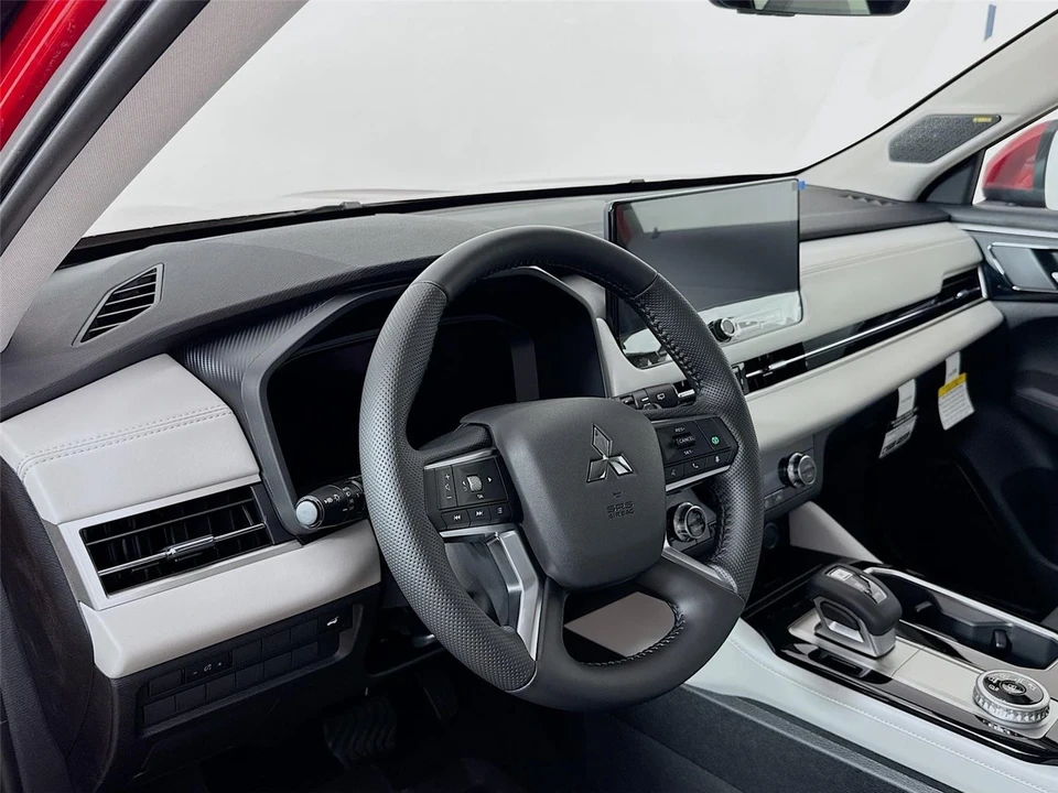 2025 Mitsubishi Outlander - Image 9 of 21