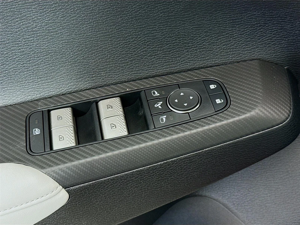 2025 Mitsubishi Outlander - Image 17 of 21