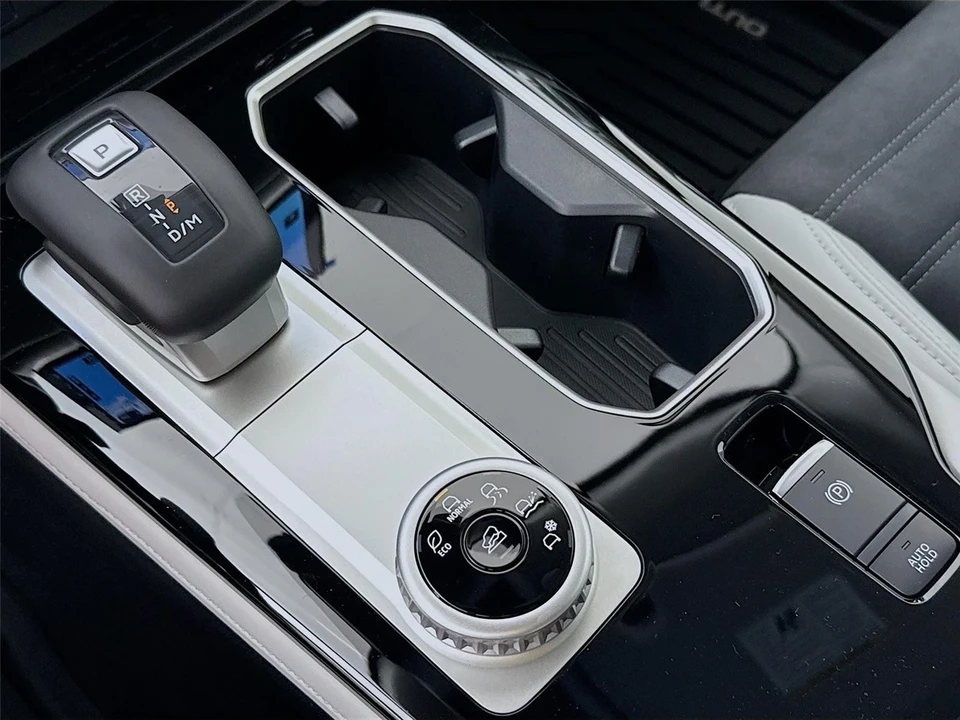 2025 Mitsubishi Outlander - Image 16 of 21