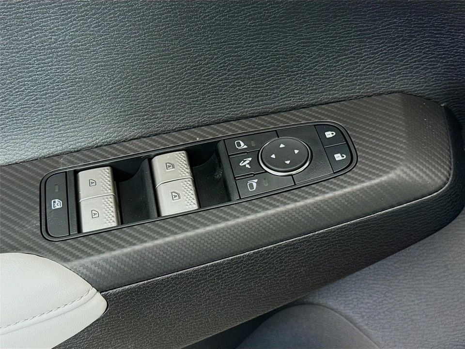 2025 Mitsubishi Outlander - Image 17 of 21