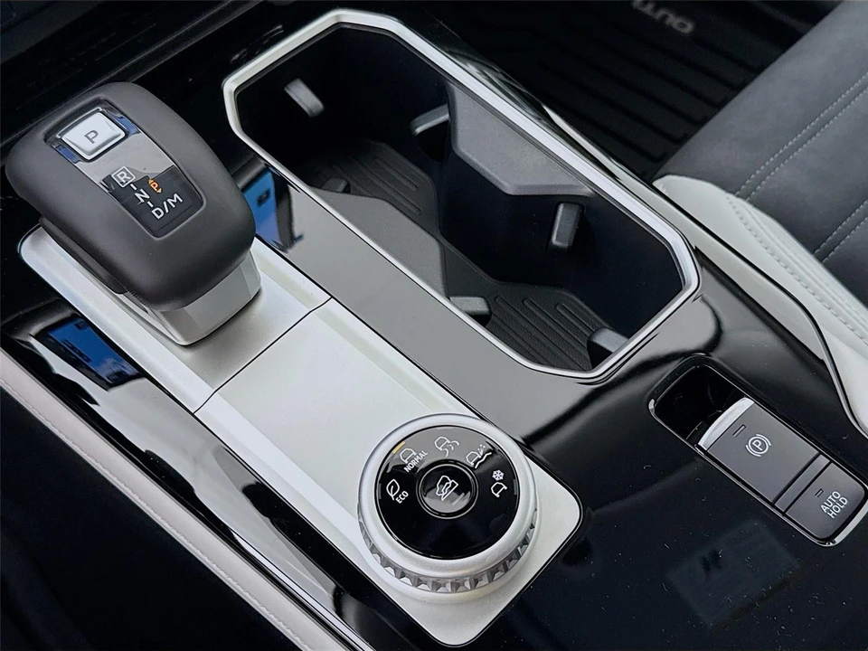 2025 Mitsubishi Outlander - Image 16 of 21