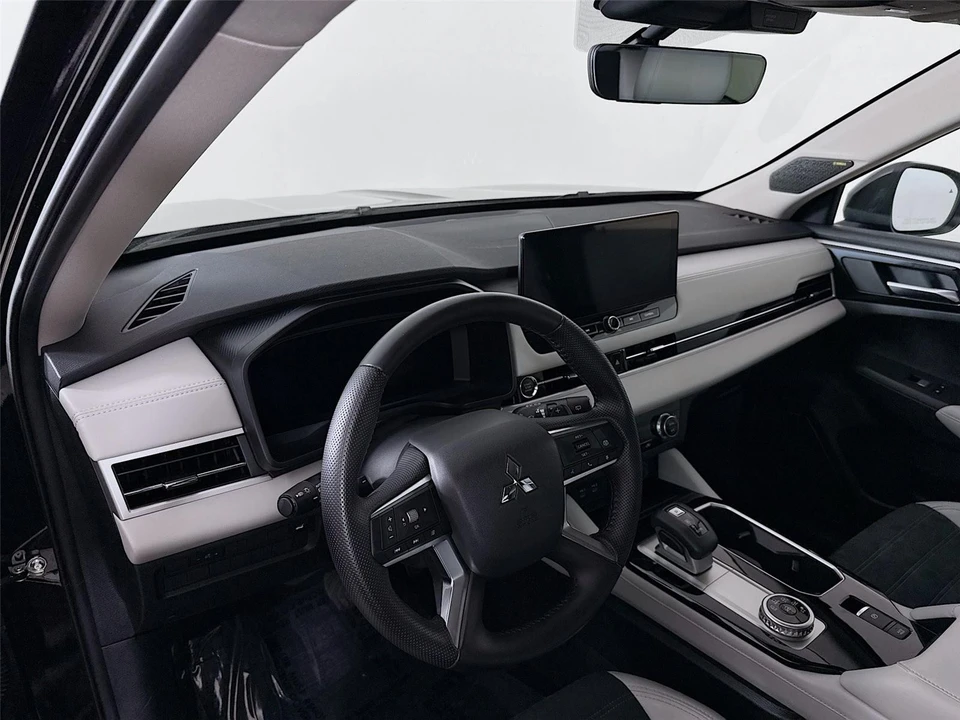 2025 Mitsubishi Outlander - Image 9 of 21