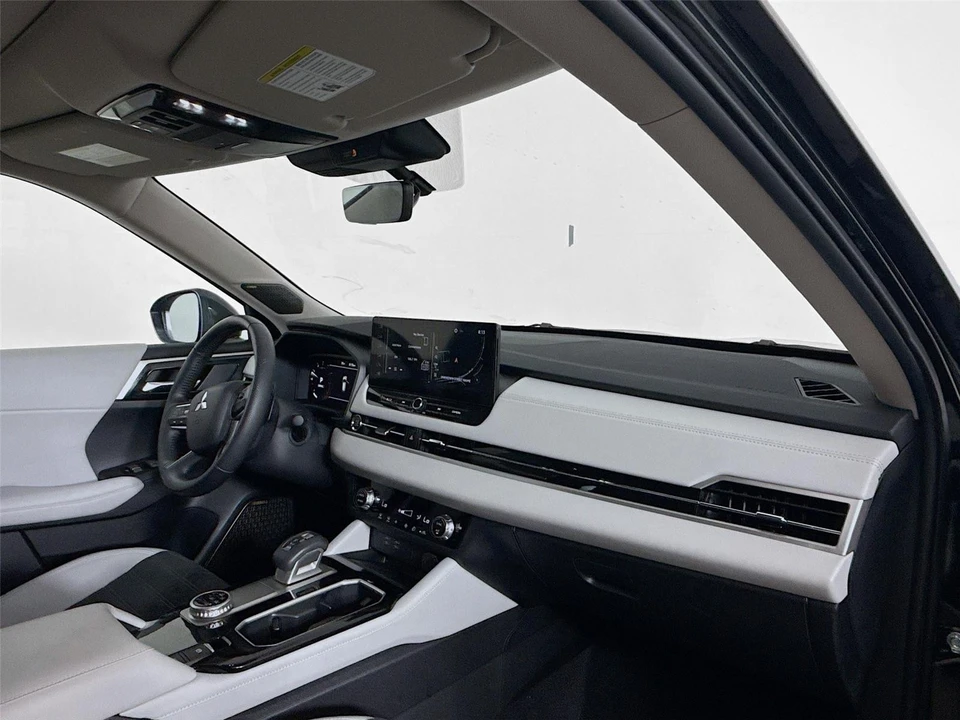 2025 Mitsubishi Outlander - Image 11 of 14