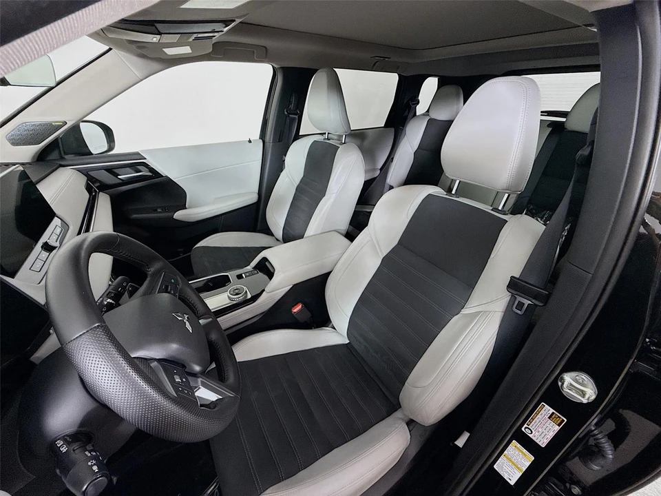 2025 Mitsubishi Outlander - Image 20 of 21