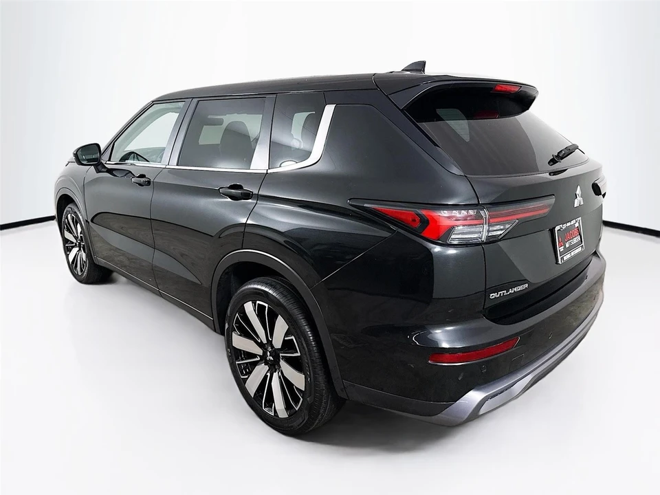 2025 Mitsubishi Outlander - Image 5 of 21