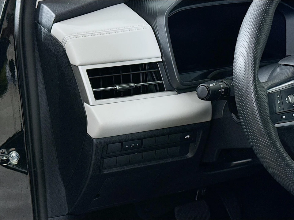 2025 Mitsubishi Outlander - Image 10 of 21