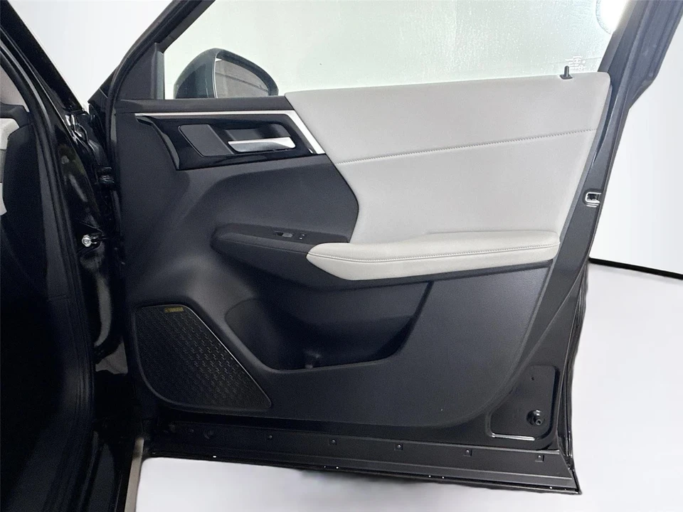2025 Mitsubishi Outlander - Image 10 of 14
