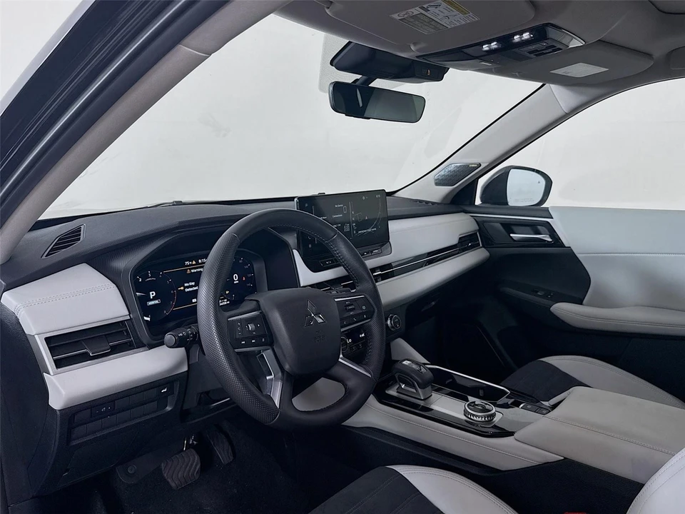 2025 Mitsubishi Outlander - Image 14 of 14