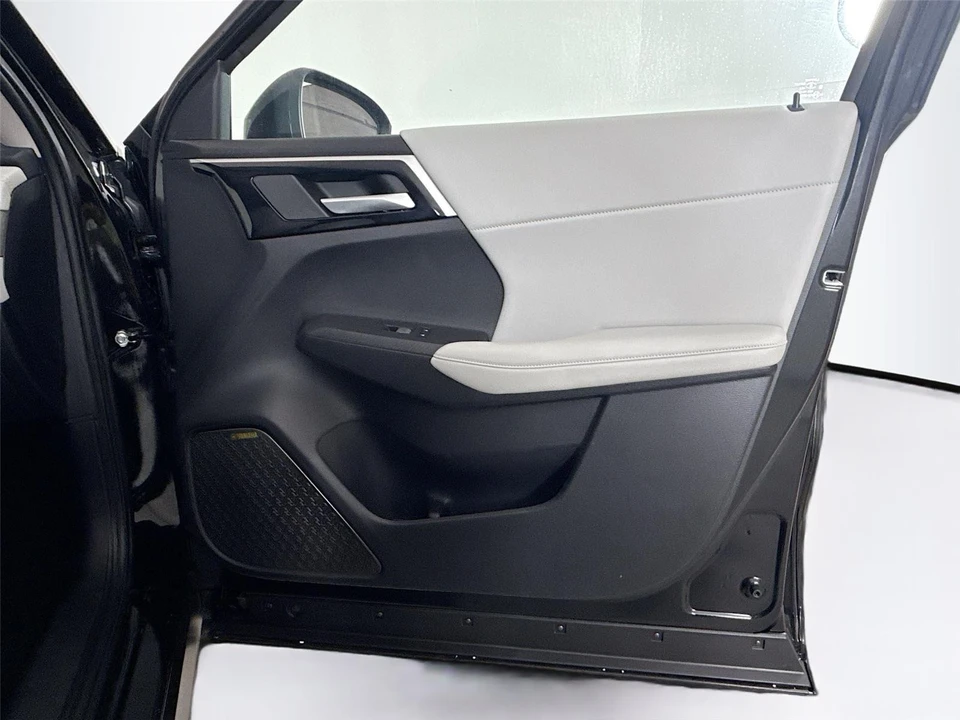 2025 Mitsubishi Outlander - Image 10 of 14