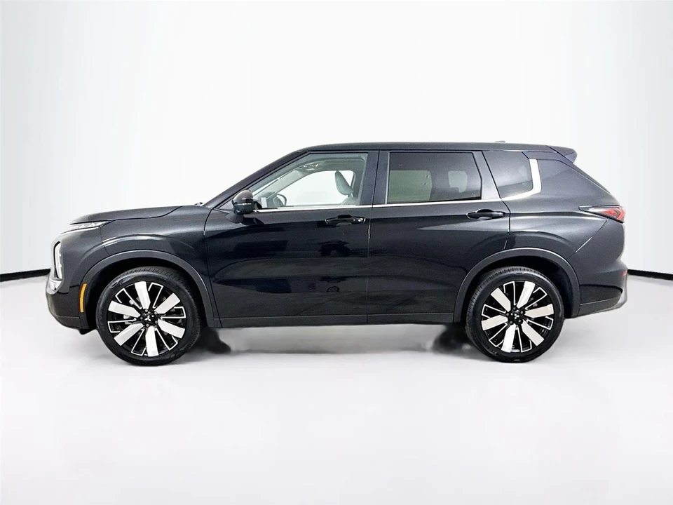 2025 Mitsubishi Outlander - Image 4 of 14