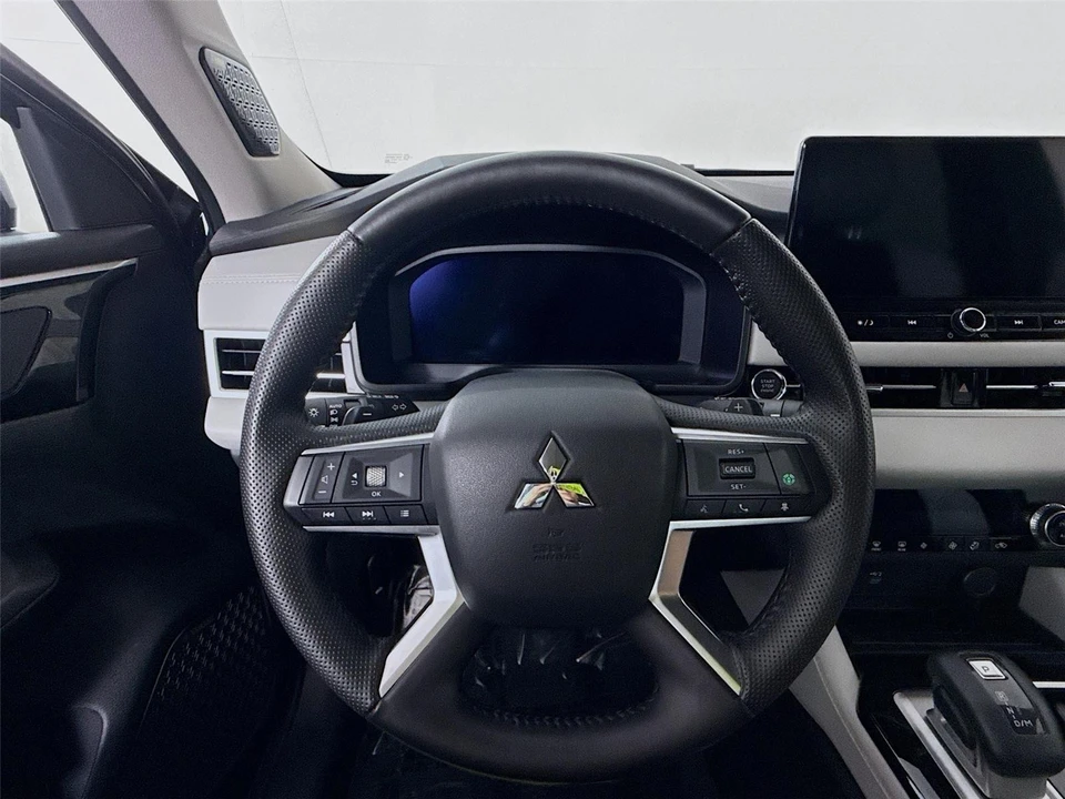 2025 Mitsubishi Outlander - Image 11 of 21
