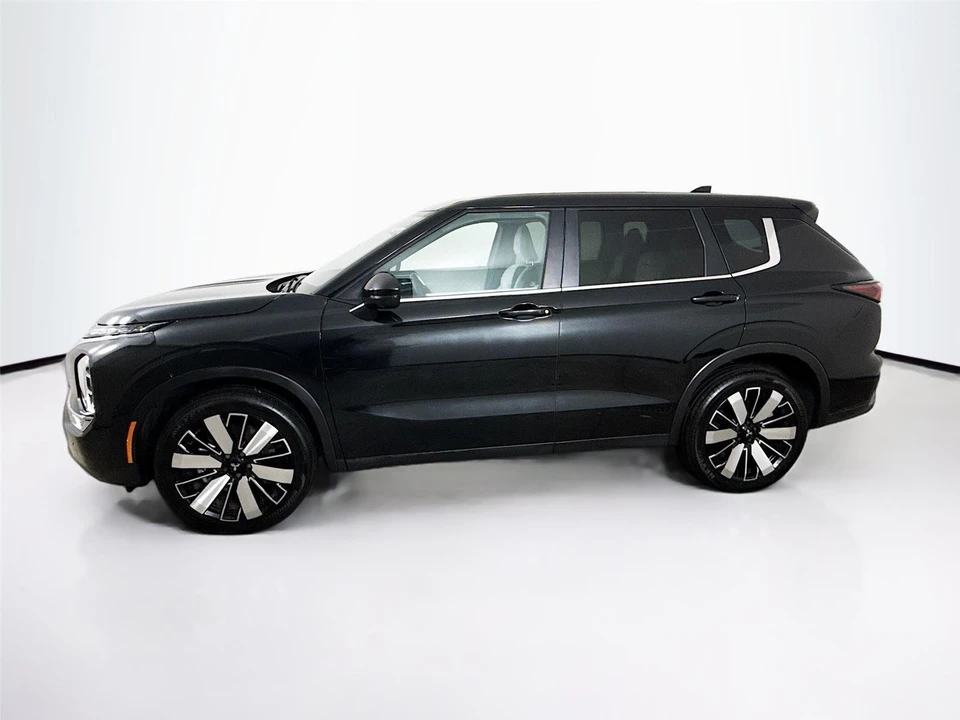 2025 Mitsubishi Outlander - Image 4 of 21