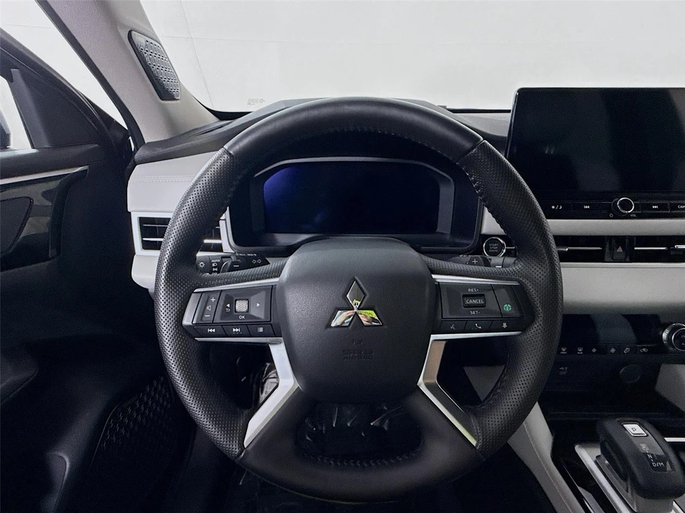 2025 Mitsubishi Outlander - Image 11 of 21